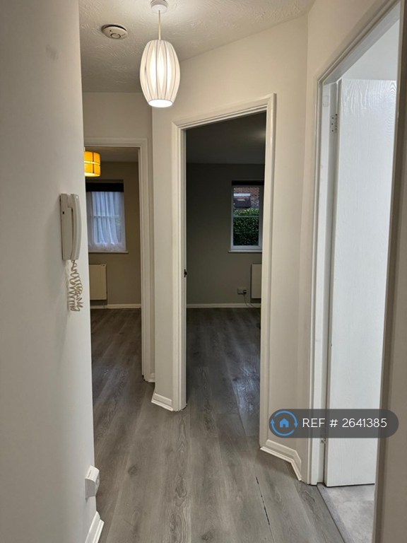 2 bedroom flat in Wordsworth Mead, Redhill, RH1 (2 bed) (#2641385)