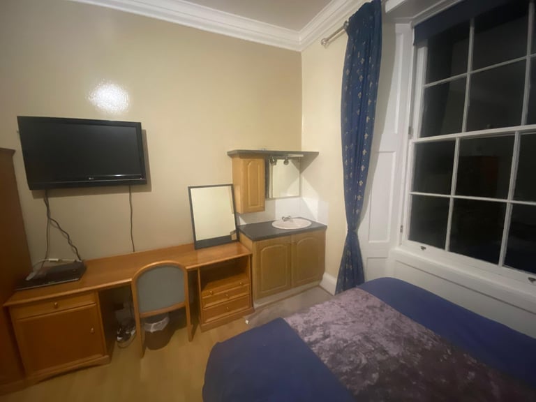 CITY CENTER LUXUARY DOUBLE ROOM ALL BILLS INCLUDED NEAR PRINCESS STREET 