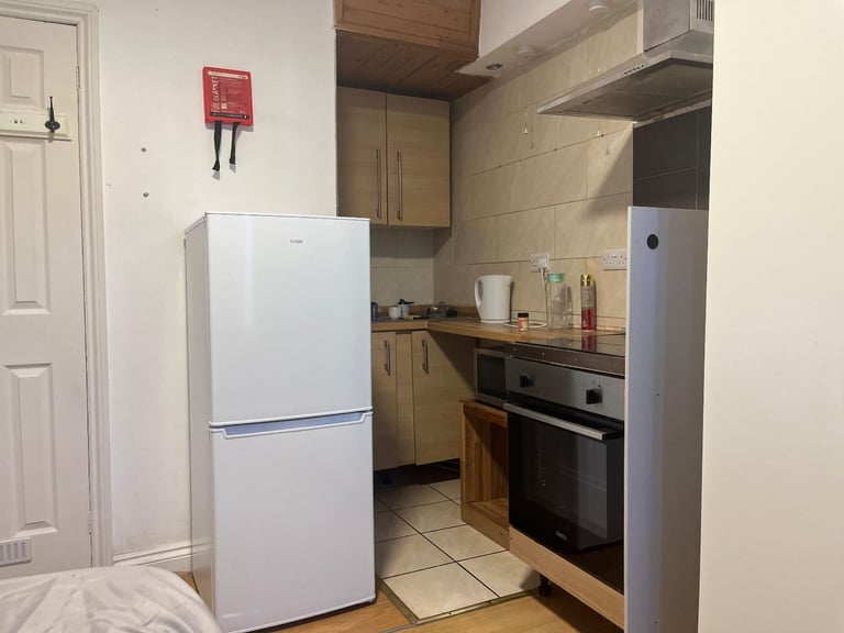 Self Contained studio flat in West Hendon