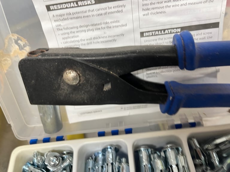 Hollow wall anchor kit