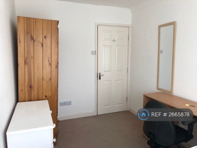 6 bedroom house in Applegarth Avenue, Guildford, GU2 (6 bed) (#2665878)