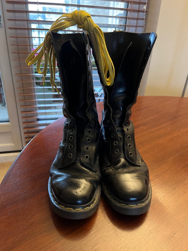 1914 Dr Martens 14 eyelet boots