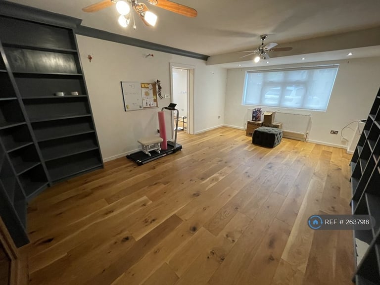 5 bedroom house in Wellesley Avenue, Iver, SL0 (5 bed) (#2637918)