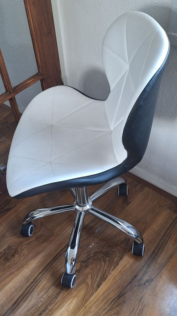 image for White desk chair. Adjustable height in good condition, check the photos please,  