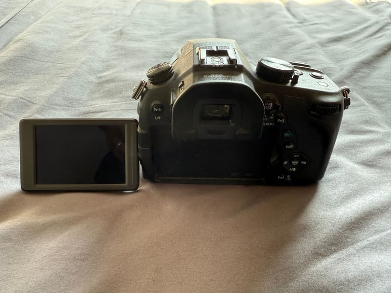 📷 Panasonic Lumix FZ1000 Bundle – 4 Batteries, Chargers, Cards, Grip & Bag – £350