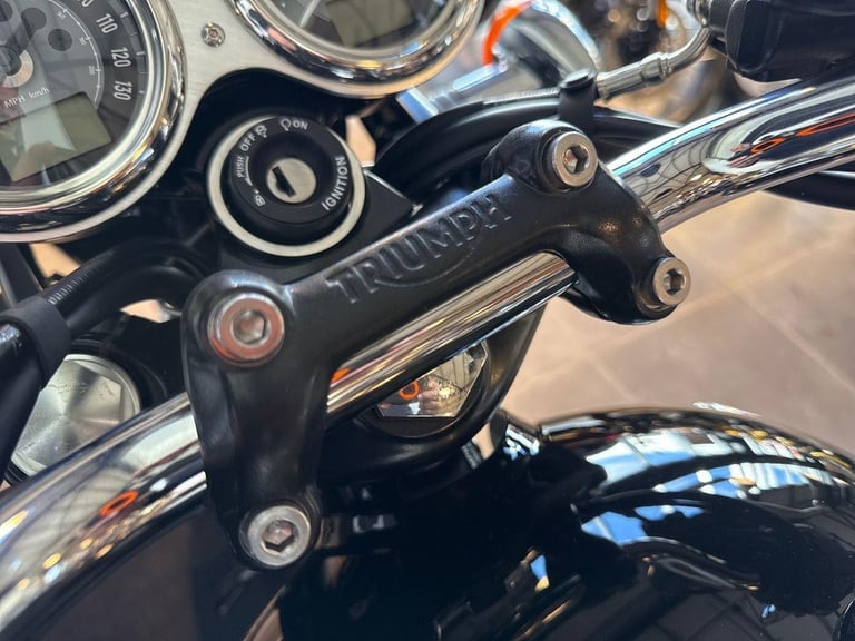 2025 Triumph Bonneville T120 PREMIUM TWIN COLOUR Petrol black 6 Speed