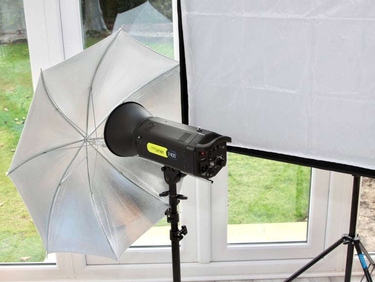  Lastolite Lumen 8 F400 2 Head Flash Kit Softbox , umbrella's & Kit Bags 