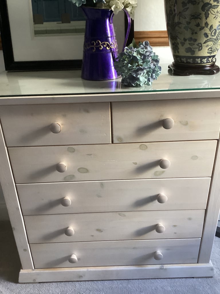 Stylish Chest of Drawers 
