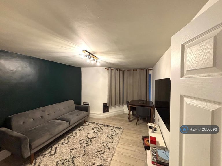 1 bedroom flat in Central Hill, London, SE19 (1 bed) (#2636898)