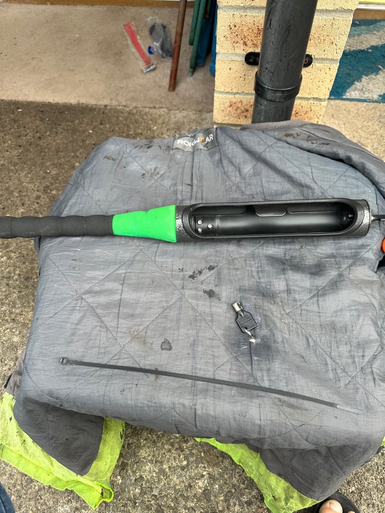 Vehicle    Steering wheel   Locking  device   