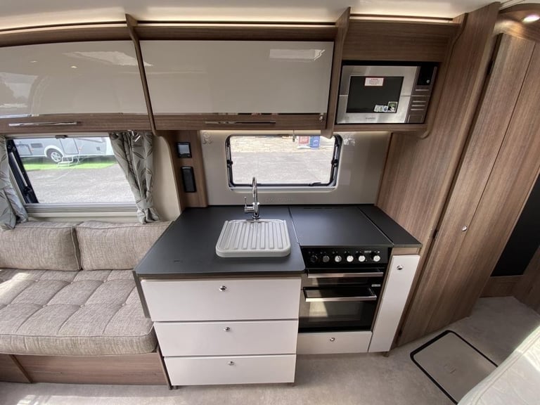 2018 BAILEY UNICORN VALENCIA 4 BERTH TOURING CARAVAN