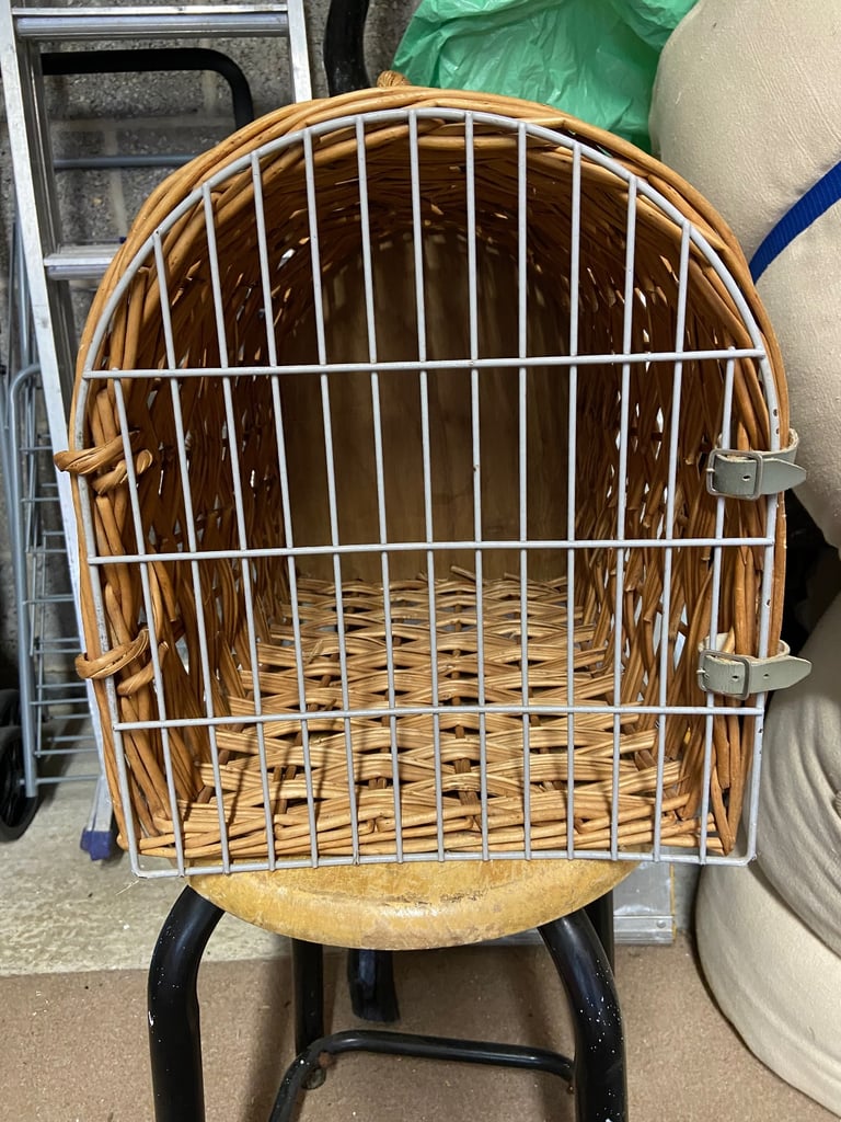 Wicker pet carrier