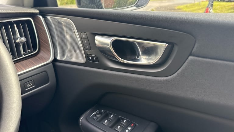 2022 Volvo XC60 2.0 B5P Ultimate Dark 5dr AWD Geartronic Petrol Estate Estate Petrol Automatic