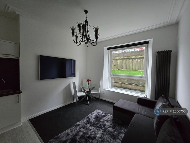 2 bedroom flat in Menzies Road, Aberdeen, AB11 (2 bed) (#2656763)