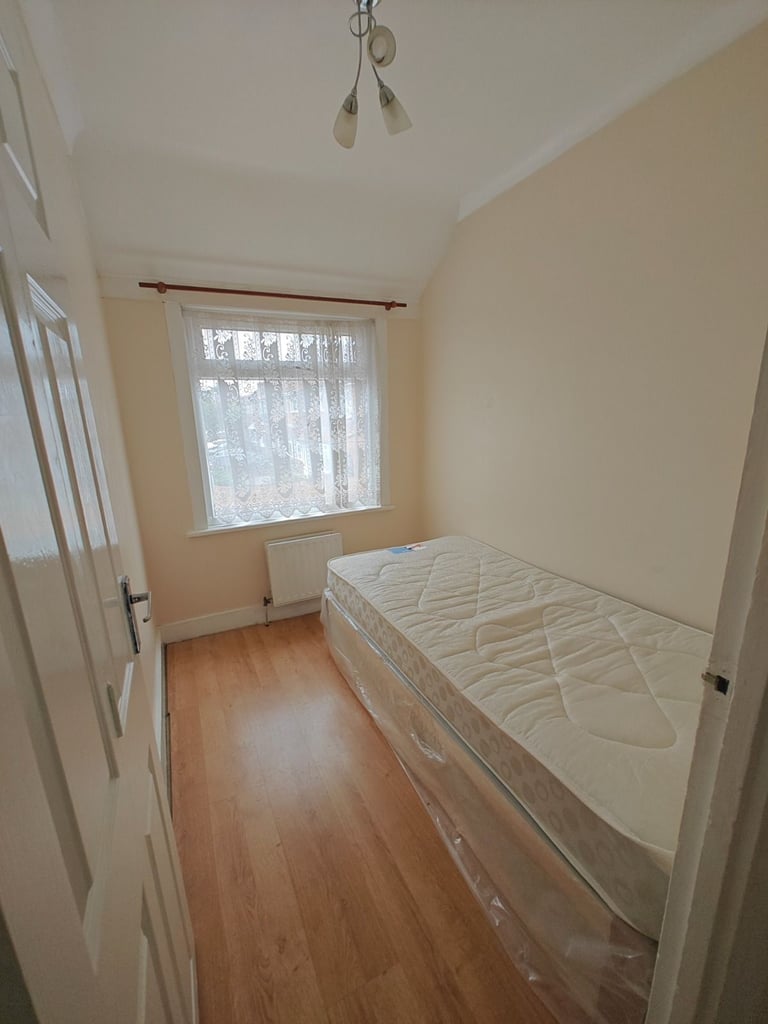 BEAUTIFUL 3 BEDROOM HOSUE TO RENT IN FELTHAM