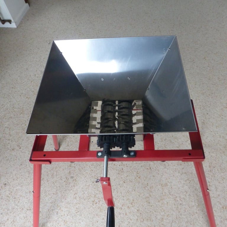 Apple scratter with stand