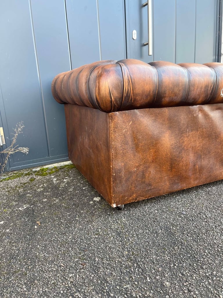 Stunning Fully buttoned Whisky Brown Leather Chesterfield 2-Seater Club Sofa