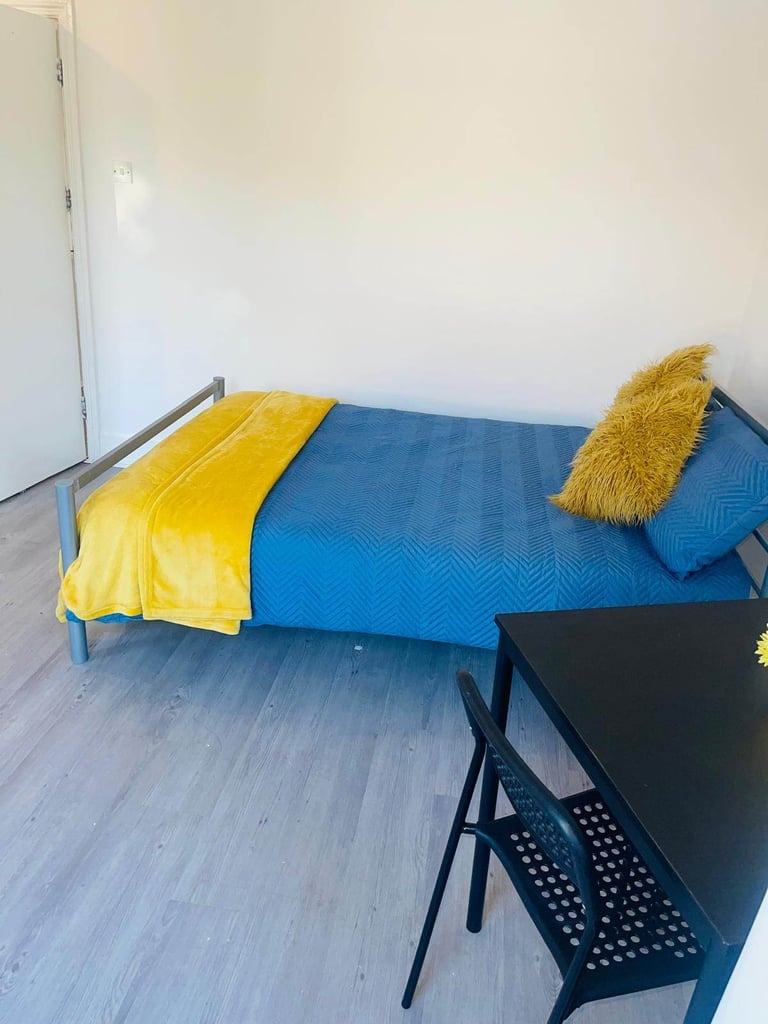 Spacious and Cosy Double Room for Rent in - UB4 8BE