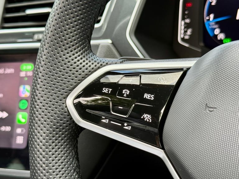 2023 Volkswagen TIGUAN R- Line Pan/r Cameras Full Service History heated steering