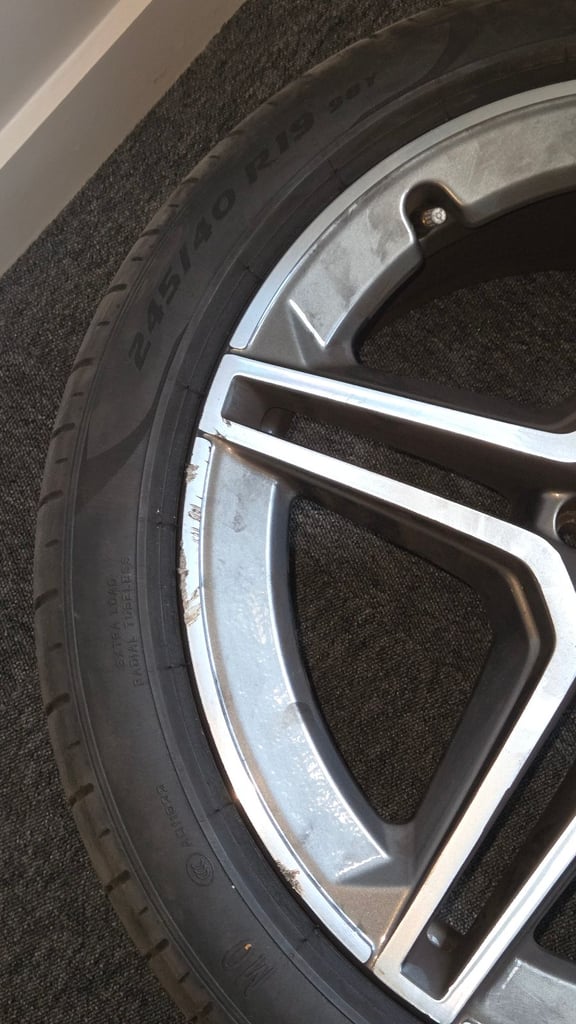 Mercedes Genuine 19 Inch 5 spoke alloy wheels and tyre