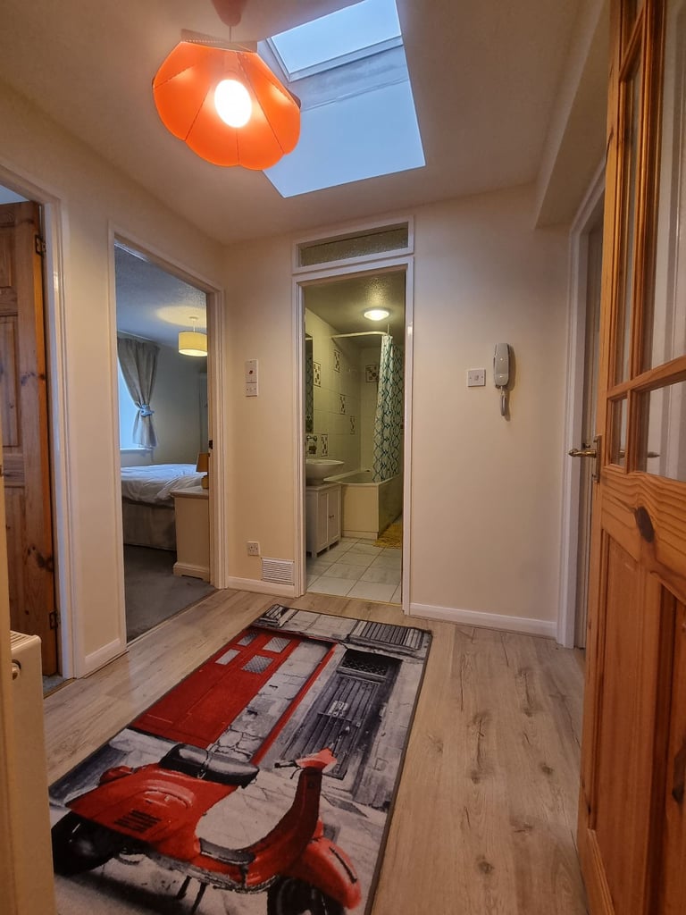 Spacious, West End 2 bedroom Flat on Beautiful Tree Line Street.
