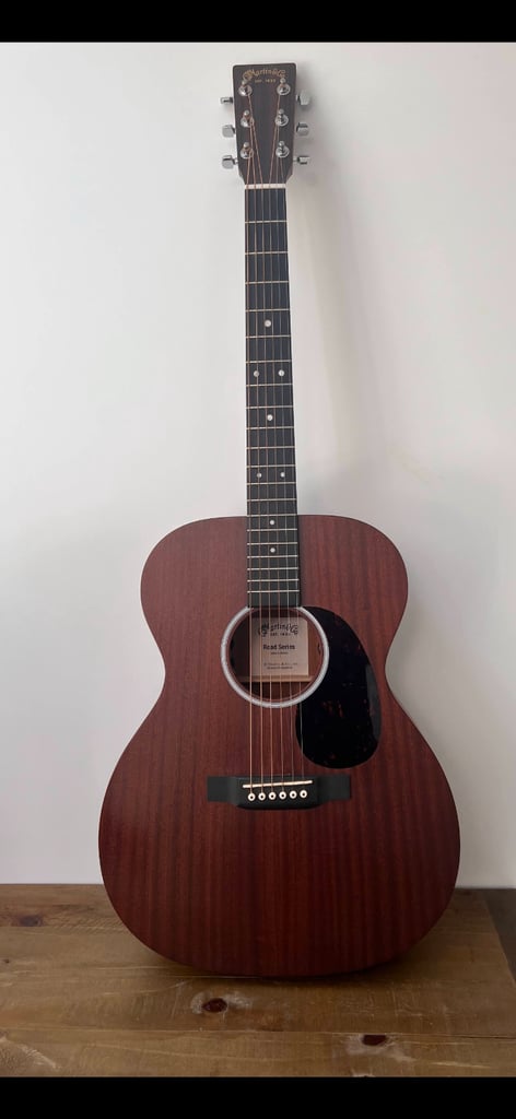 Martin 000-10e All solid wood Martin accoustic guitar with fishman pickup 