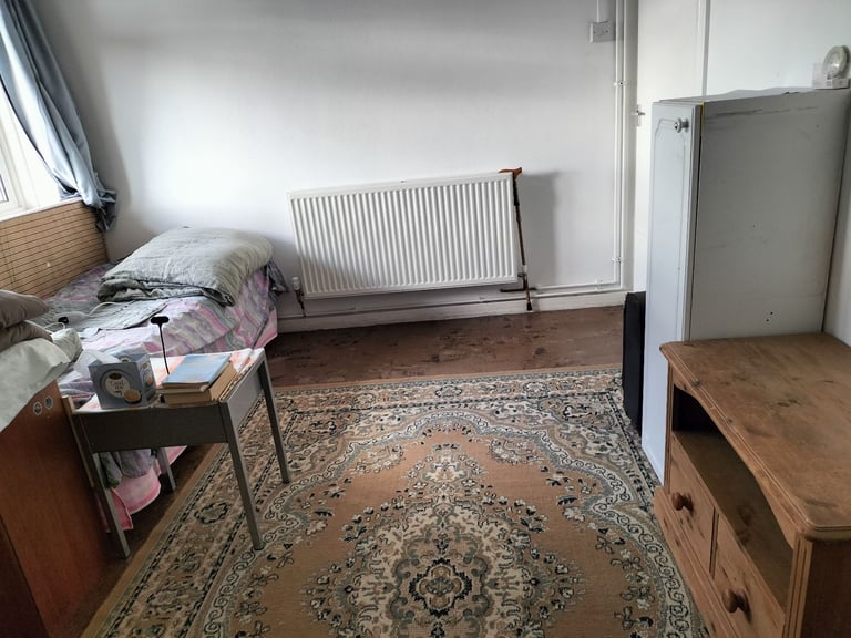 A Room is available in Clifton, Bristol. Short term or long term