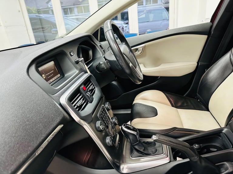 2015 Volvo V40 Cross Country 2.0 D2 Lux Auto Euro 6 (s/s) 5dr HATCHBACK Diesel Automatic