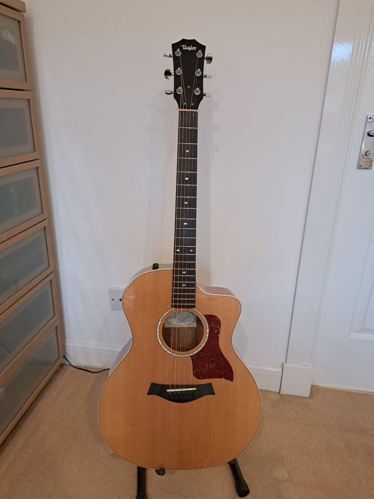 Taylor 214CE DLX guitar with Taylor hard case. Excellent Christmas present!