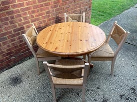 Round extending Solid Dining table and 4 chairs