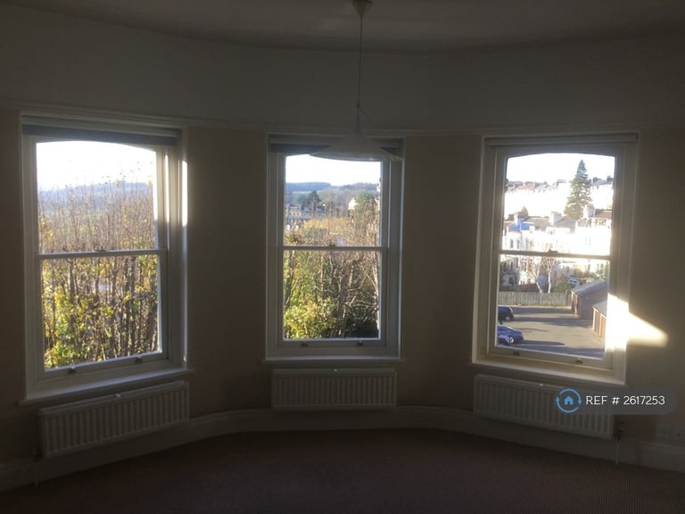 2 bedroom flat in Royal York Villas, Bristol, BS8 (2 bed) (#2617253)