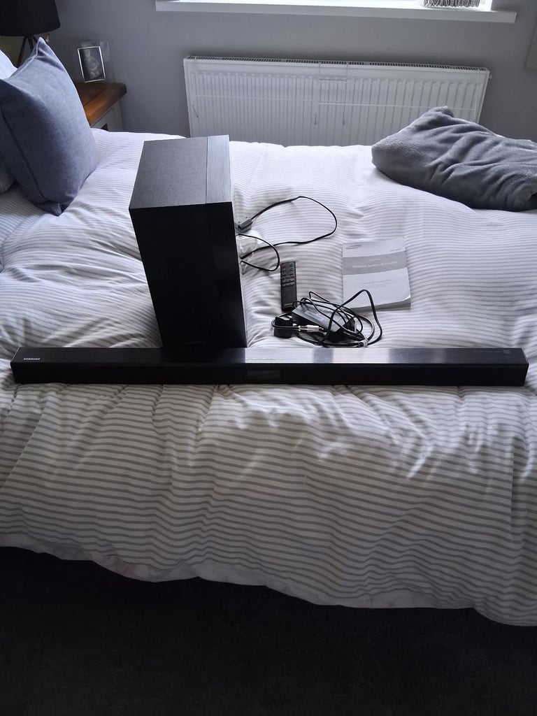 Samsung wireless soundbar and sub woofer