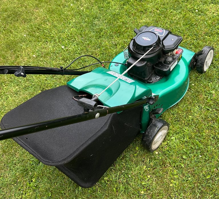 Qualcast 18”cut Selfdrive petrol lawnmower Briggs 450 Series easy start engine mower serviced 