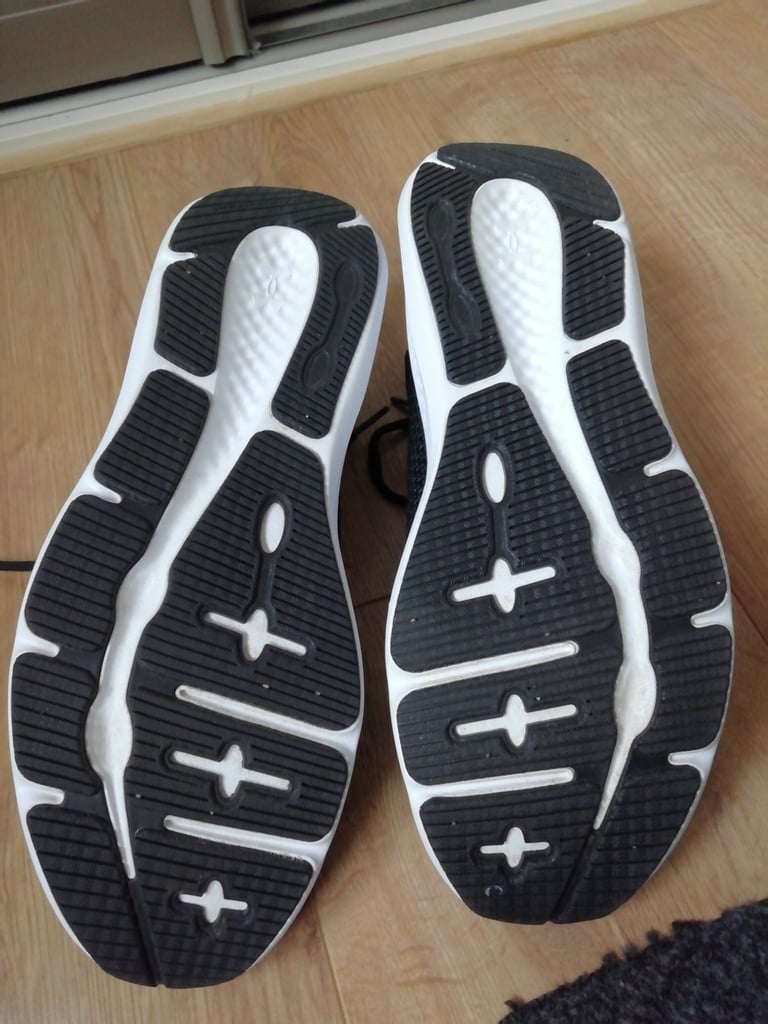 Under Armour trainers - size 8