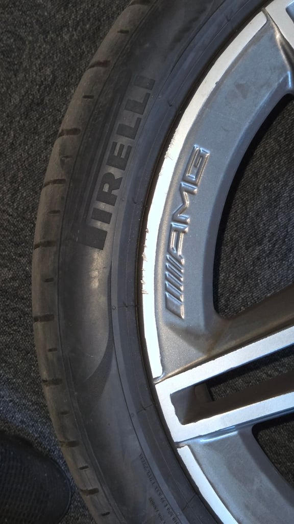 Mercedes Genuine 19 Inch 5 spoke alloy wheels and tyre