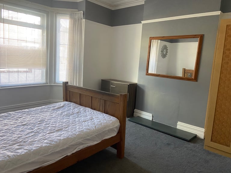 LARGE DOUBLE ROOM TO RENT