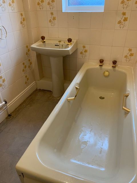 Retro 3-piece Bathroom Suite with original fittings - beige/mushroom coloured