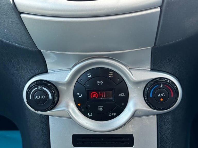 2009 Ford Fiesta 1.6 TDCi Titanium Hatchback 3 Door Squeeze Metallic Diesel Manual (110 g/km Hatc...