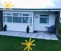 2 bed chalet on California sands norfolk holiday park late deal price !