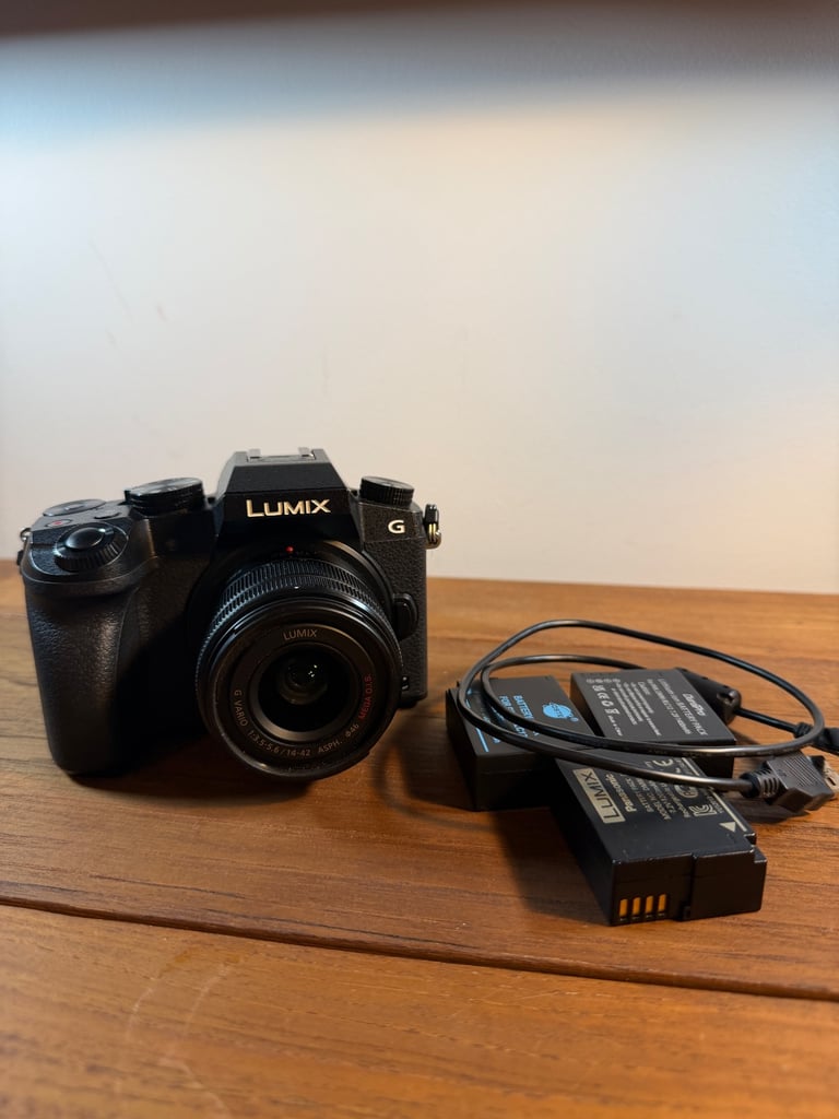 Panasonic Lumix G7 Camera (body + lense + extras)
