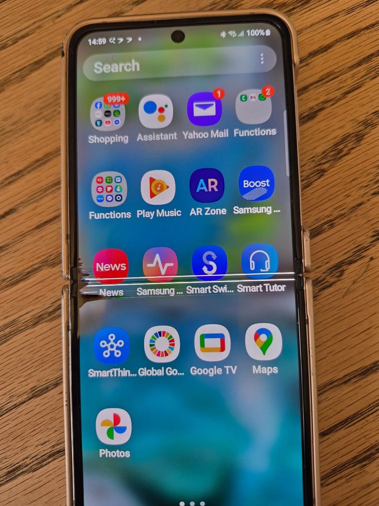 Samsung galaxy Z flip mobile phone for refurbishment. Screen issues 
