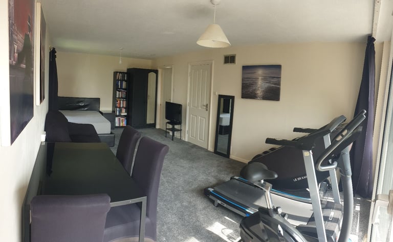 Massive room, all bills included, private kitchen and balcony included in price