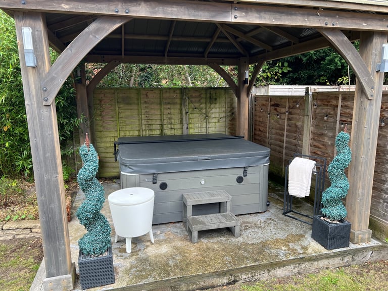 Luxury 6 seater hot tub, 110 jets, 7 water fountains, 2 water falls, 26 LED lights