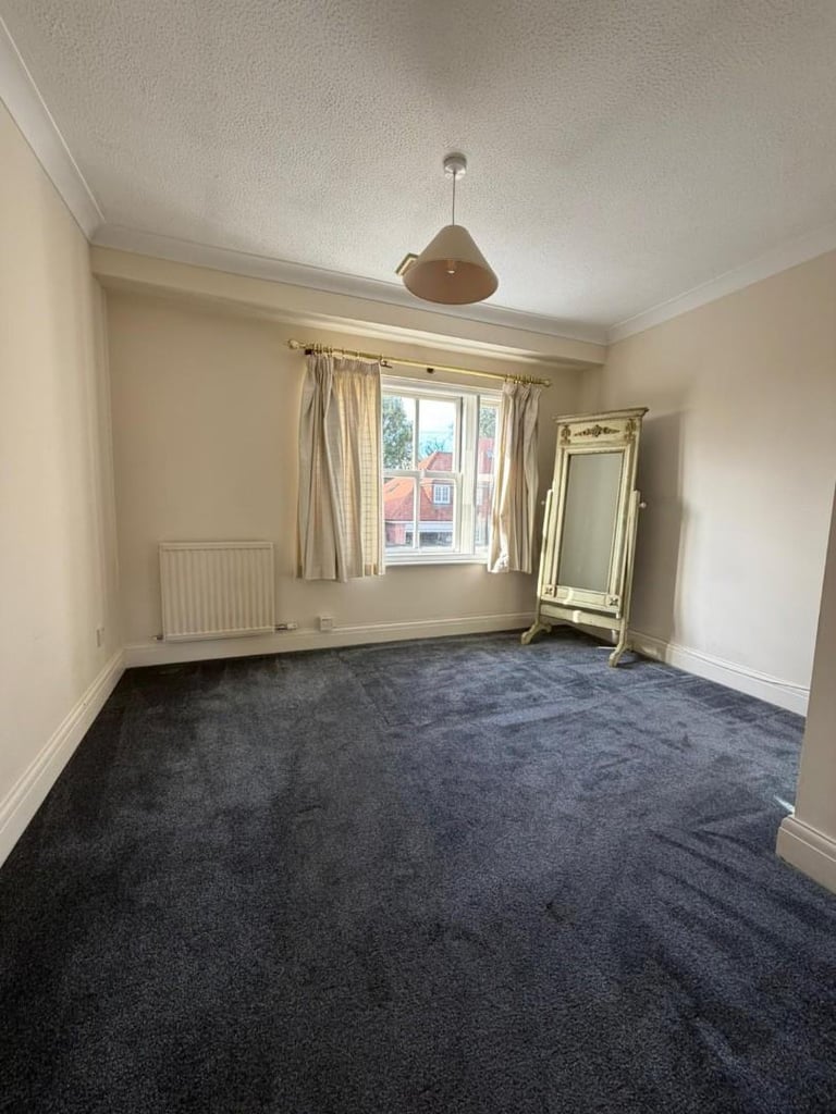 5 BEDROOM DETACHED HOME IN WINDSOR