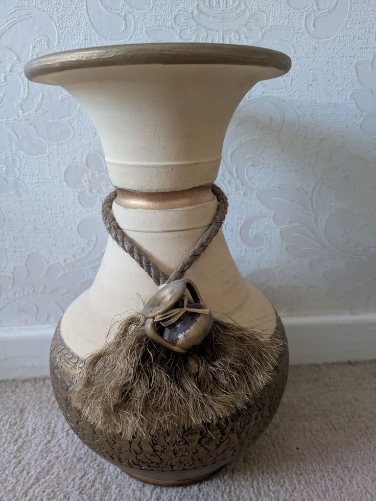 A vase, in excellent condition, from pet and smoke free home, height 30 cm, £5