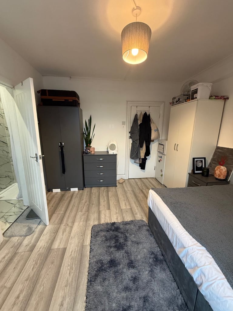 BEAUTIFUL LARGE ENSUITE DOUBLE ROOM FOR RENT IN HOUSNLOW CENTRAL