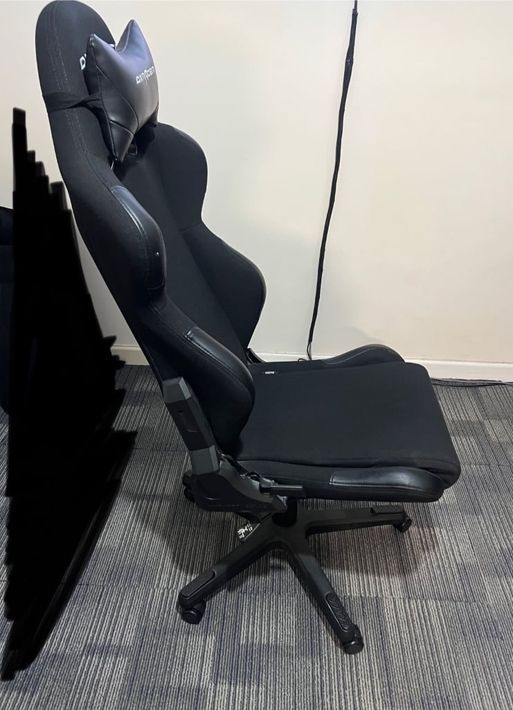 DX RACER GAMING CHAIR