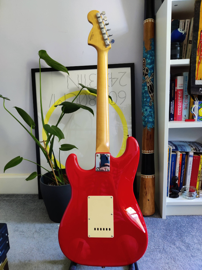 Fender Squier stratocaster electric guitar (+ amp + starter pack)