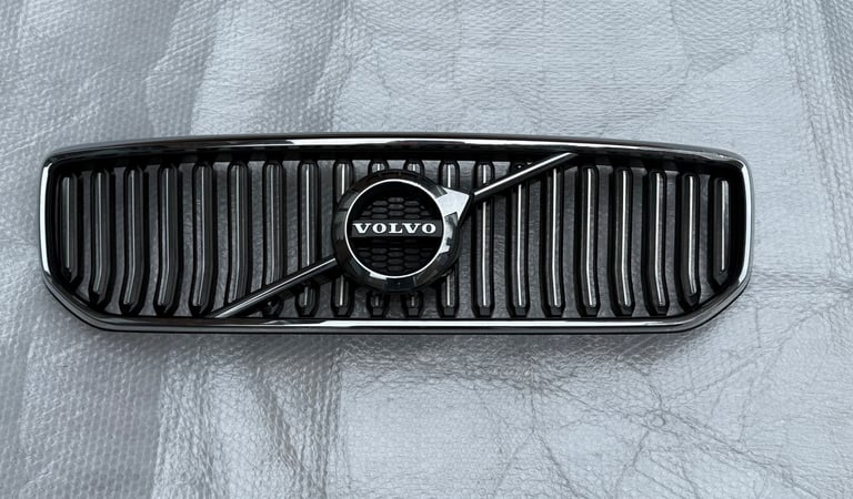 Volvo XC40 Front Inscription Grille 2017 Onwards Now P/N 31457347 & 31457344. 