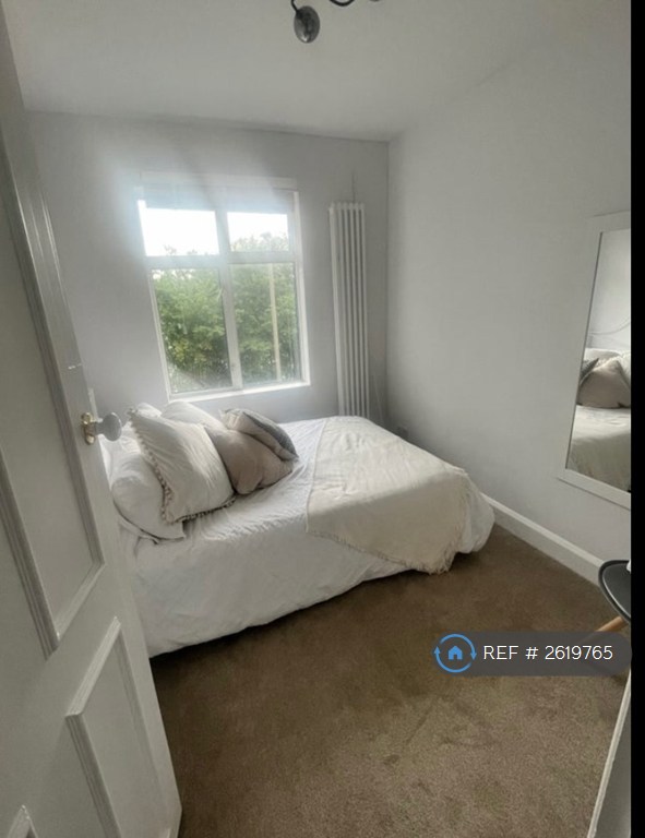 3 bedroom flat in Fieldview, London, SW18 (3 bed) (#2619765)